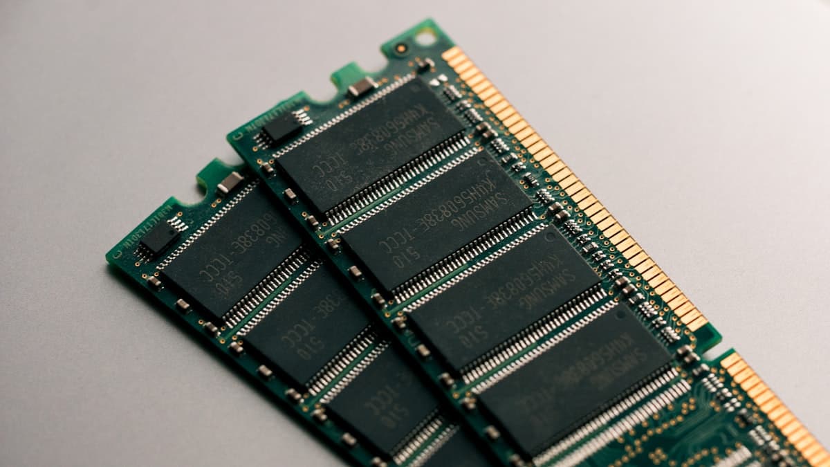 Close-up de dois módulos de memória RAM com circuito impresso verde, ilustrando o hardware no centro da crise de preços de memória em 2026