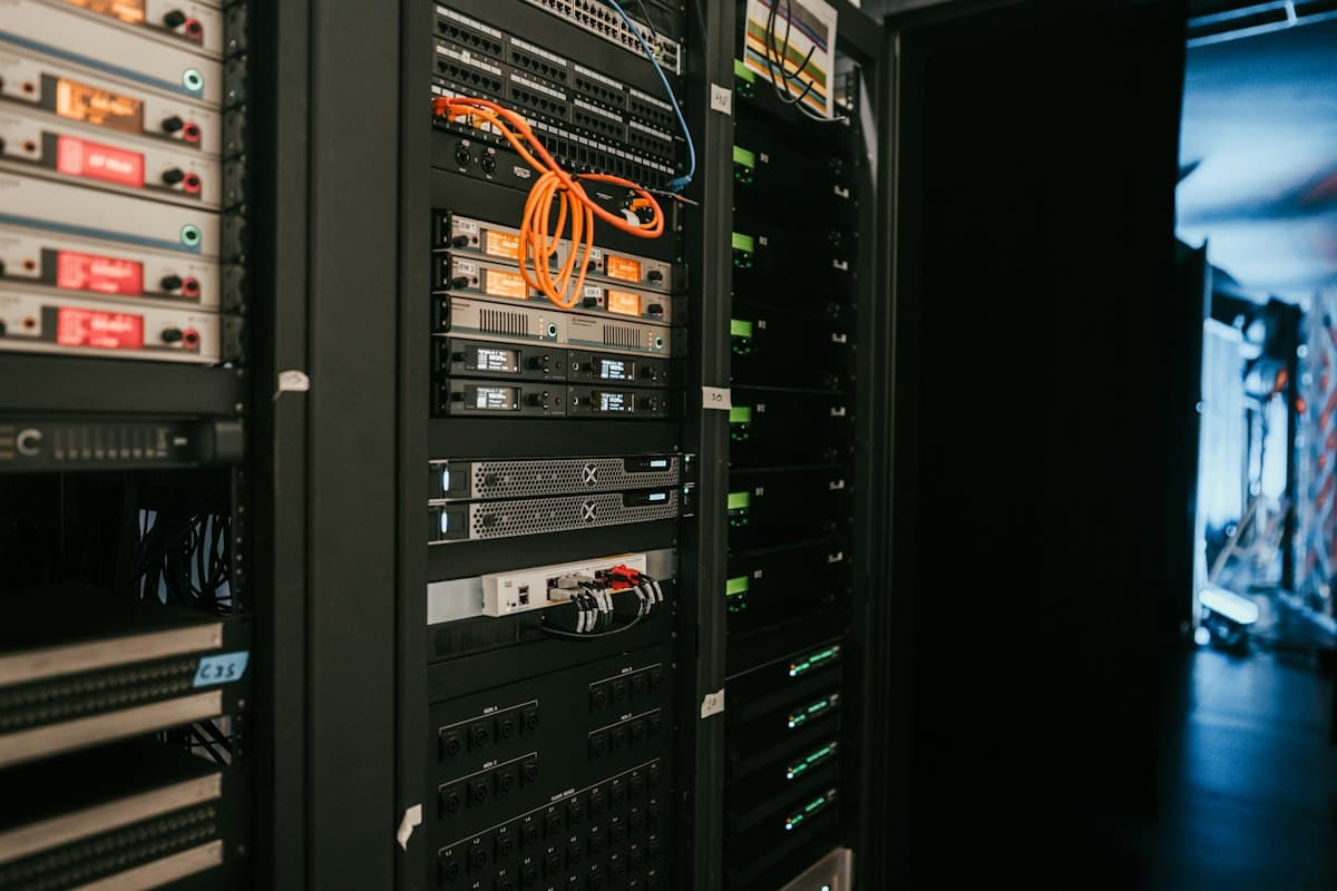 Rack de servidores em uma sala de data center