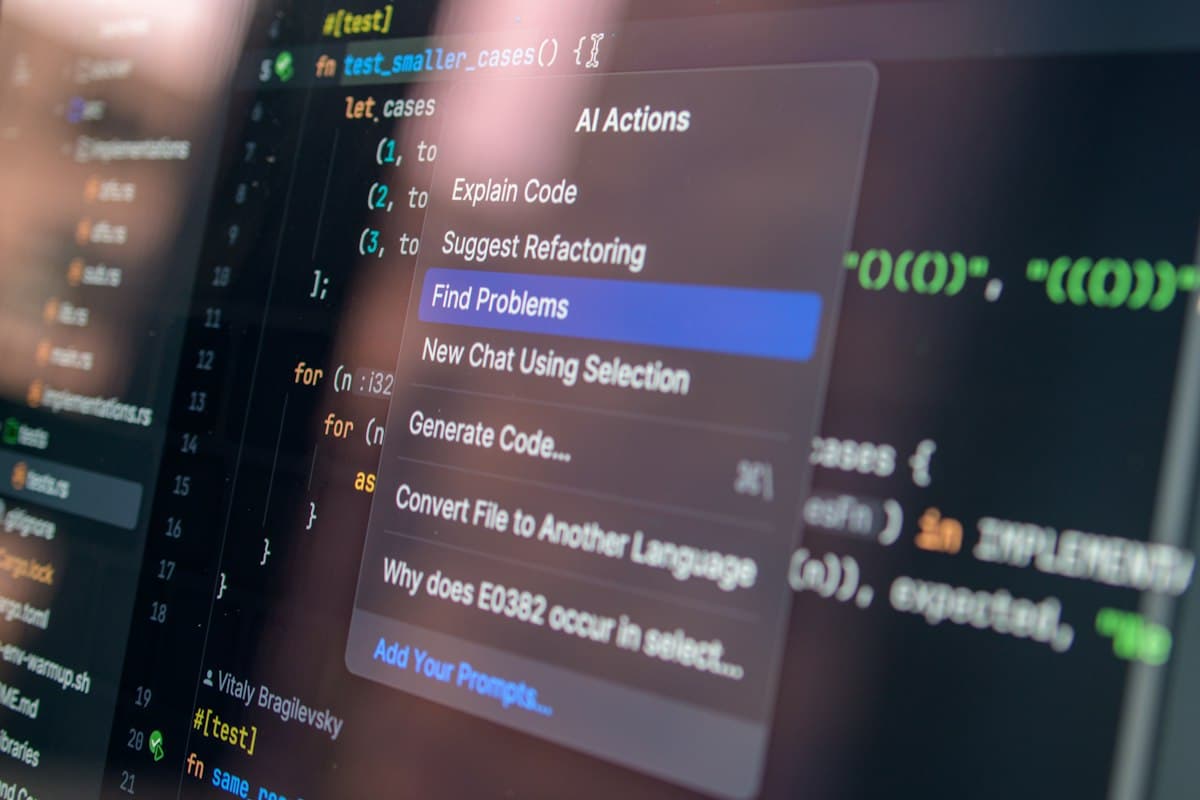Tela de computador exibindo código-fonte, representando a camada de orquestração técnica entre aplicação e modelos de IA