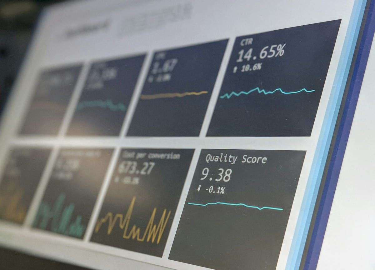 Tela de laptop exibindo dashboard de análise de dados, representando a medição de resultados de IA nas empresas