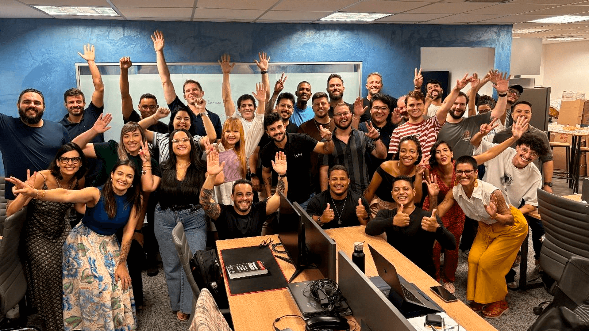 Foto dos profissionais reunidos em aniversário de 22 anos da Luby empresa de Tecnologia.