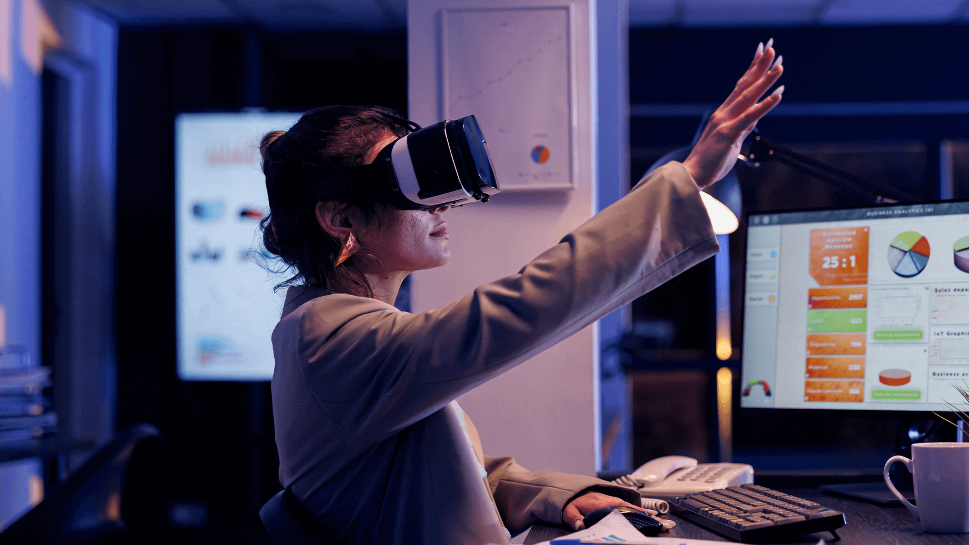 Mulher com óculos VR, simulando a importância da realidade virtual para empresas.