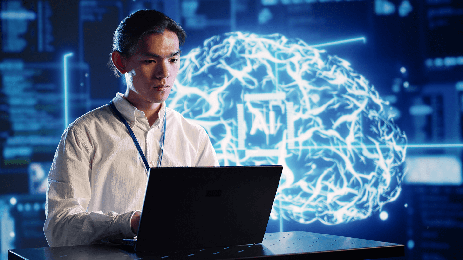 Homem mexendo no computador com imagem de cérebro no fundo com sigla "AI", que significa o universo da inteligência artificial, deep learning e machine learning.
