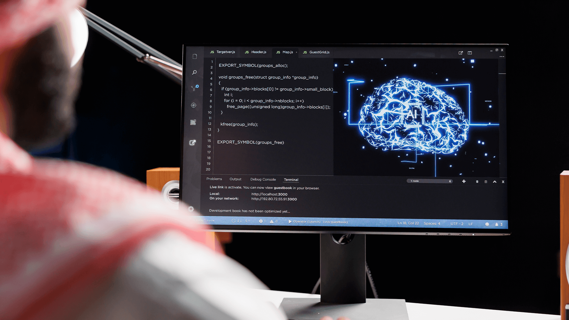Computador com imagem de cérebro no fundo com sigla "AI", que significa o universo da inteligência artificial, deep learning e machine learning.