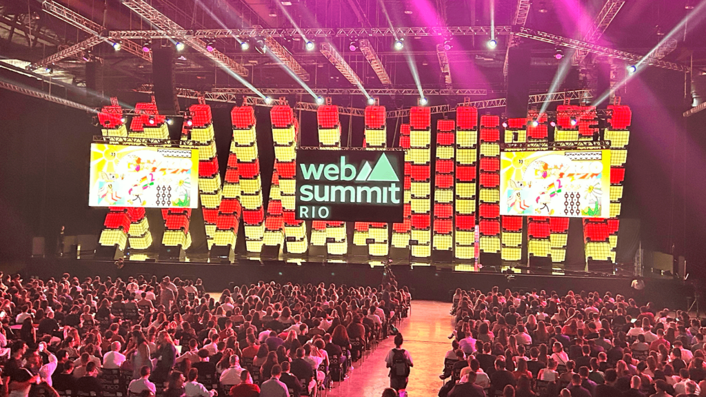 Web Summit Rio 2024 palco principal do artigo da Luby.