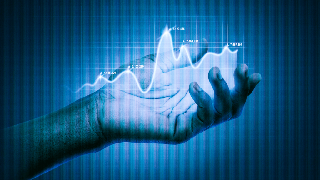 Imagem que mostra uma mão com um holograma de gráfico, simbolizando a importância de estar atento ao Open Finance, tema do artigo da Luby.