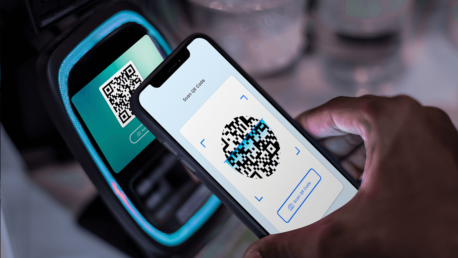 Imagem que mostra um celular lendo um QR Code, simbolizando a importância do Embedded Finance.