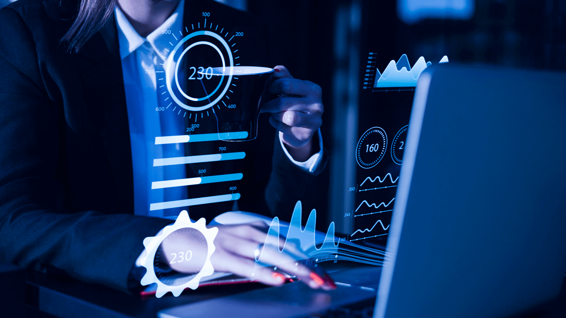 Imagem que mostra um profissional trabalhando em seu laptop com hologramas de gráficos, simbolizando a importância de estar atento ao Open Finance, tema do artigo da Luby.