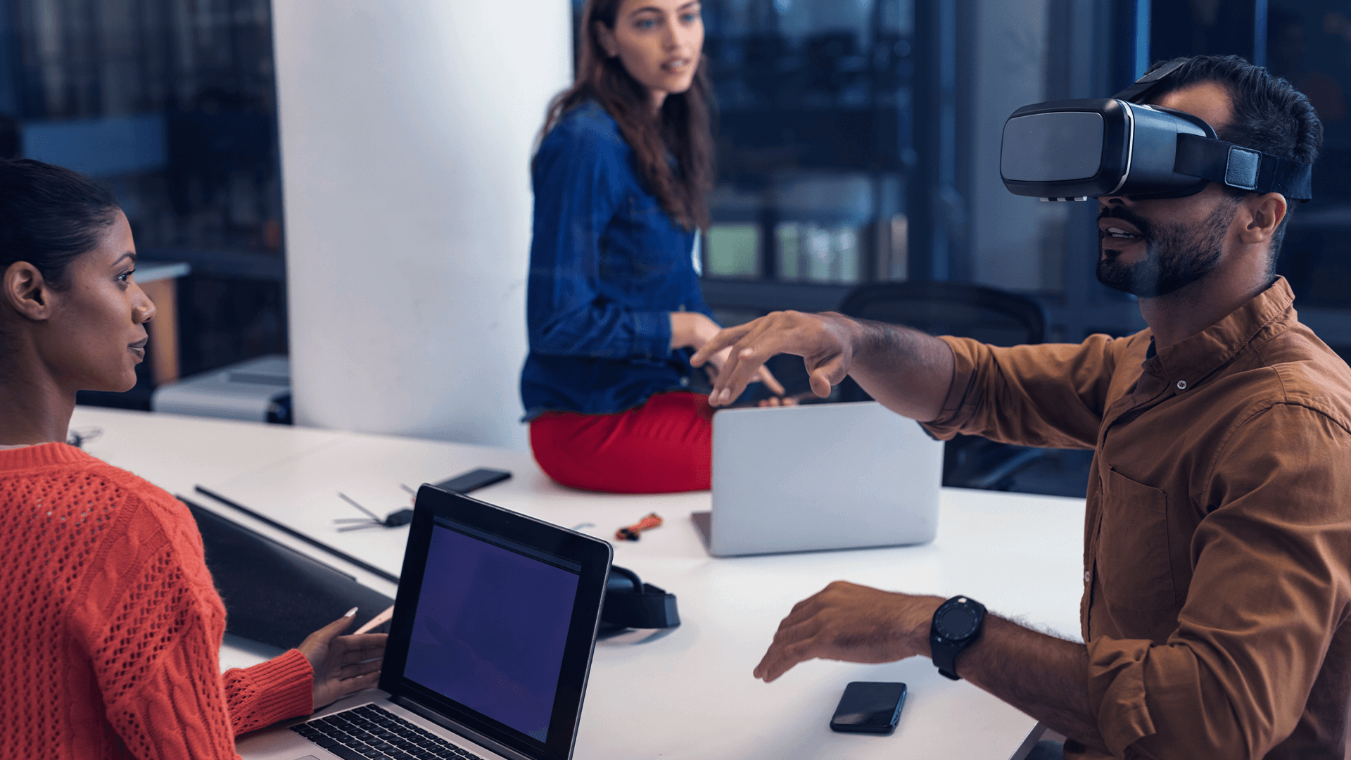 Colegas de trabalho conversando, simbolizando a importância da realidade virtual para empresas.