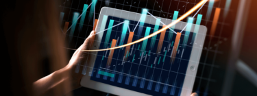 Imagem que mostra gráfico saindo do tablet, simbolizando as tendências do mercado financeiro, tema do artigo da Luby.