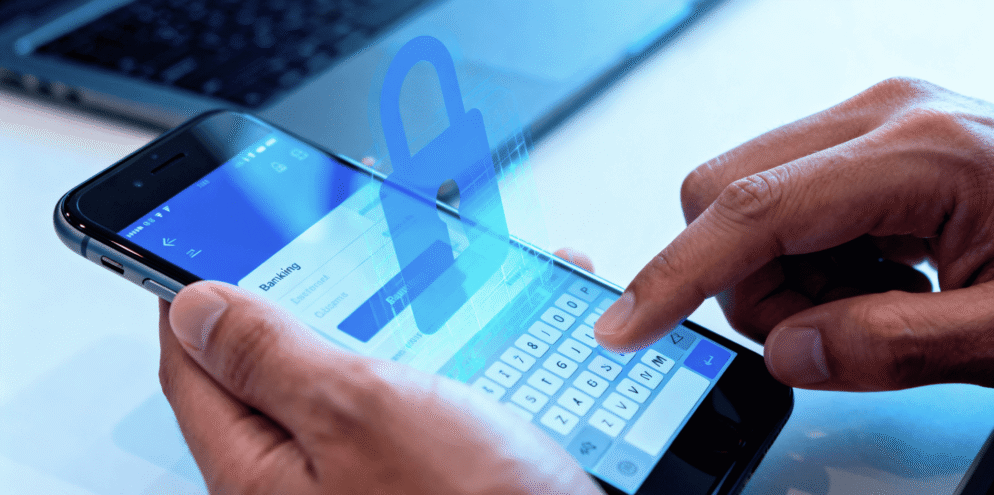 Imagem com uma pessoa segurando um celular, simbolizando as fraudes bancárias, tema do artigo da Luby.