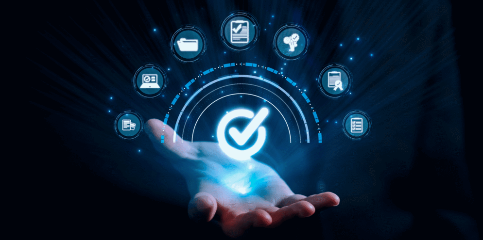 Mão com vários ícones em holograma, simbolizando a regulamentação de fintechs.