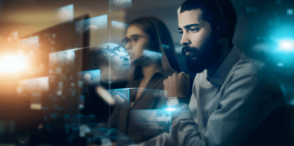 Profissionais trabalhando, simbolizando squads ágeis da Luby.