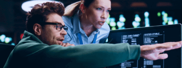 Time engajado simbolizando a arquitetura de times para legado, tema do artigo da Luby.